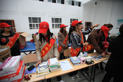 ѧУʦ��ΪС¶¶������ѧϰ�þ�