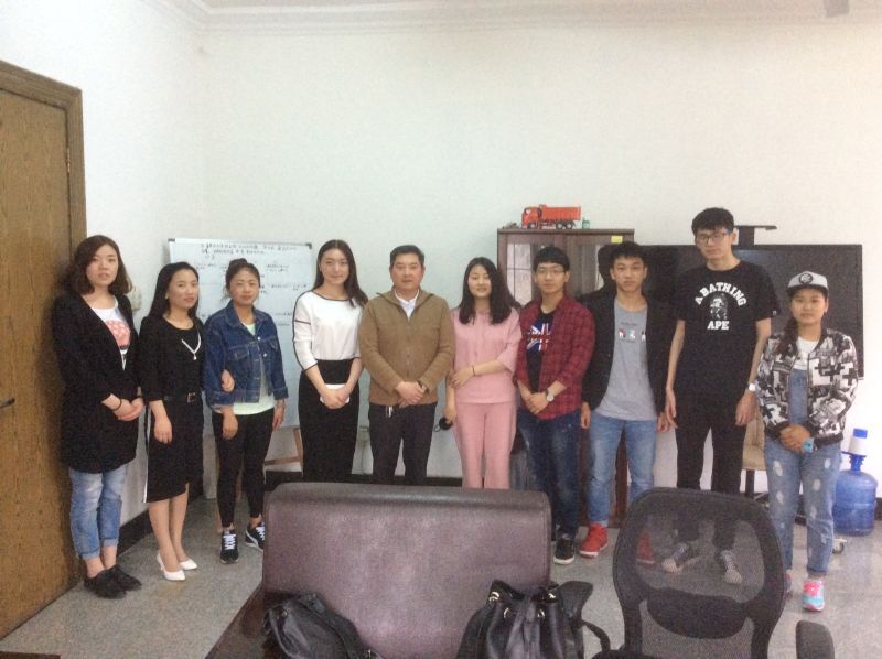 戈校长与13级招商银行实习生亲切合影