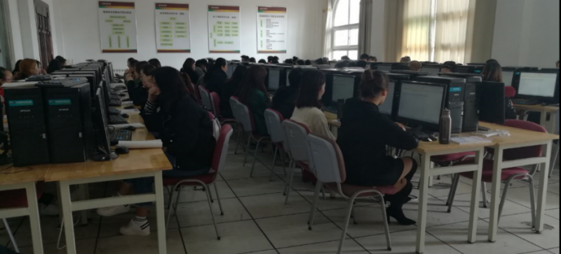 学生在F310实训室上课