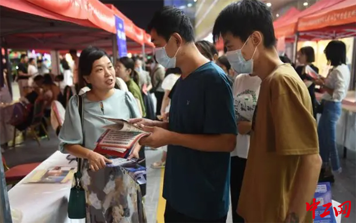 日前,山东省某地举办人才夜市招聘活动,为找工作者提供精准服务。山东省人力资源和社会保障厅供图